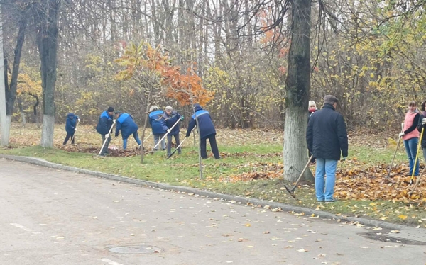  Фотофакт. Работники комбината ЖБК наводили порядок