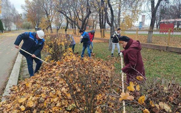  Фотофакт. Работники комбината ЖБК наводили порядок