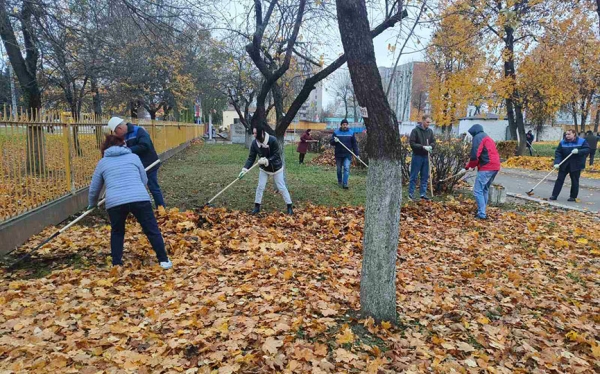  Фотофакт. Работники комбината ЖБК наводили порядок