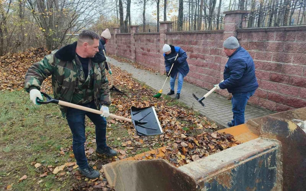  Фотофакт. Работники комбината ЖБК наводили порядок