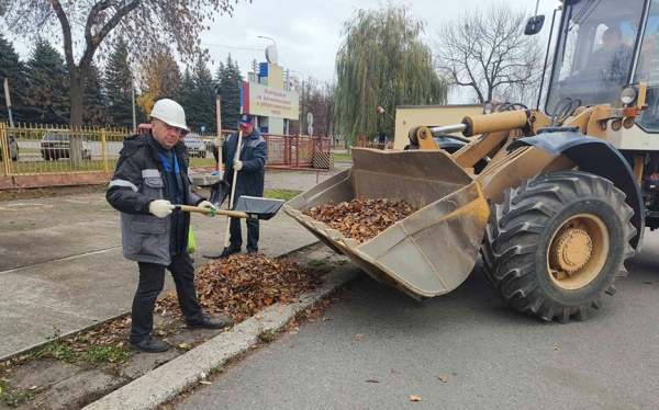  Фотофакт. Работники комбината ЖБК наводили порядок