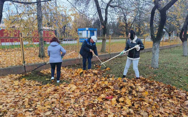  Фотофакт. Работники комбината ЖБК наводили порядок