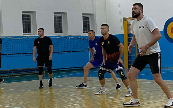 Как волейбол подружил два барановичских предприятия
