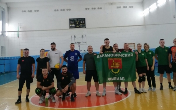 Как волейбол подружил два барановичских предприятия