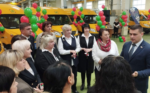 Министр образования Республики Беларусь вручил ключи от нового автобуса ЦКОРиР Барановичского района Министр образования Республики Беларусь вручил ключи от нового автобуса ЦКОРиР Барановичского района