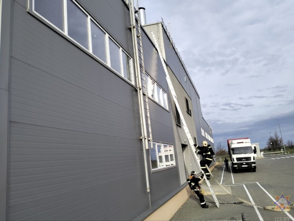 Учения МЧС прошли на аккумуляторном заводе под Брестом Учения МЧС прошли на аккумуляторном заводе под Брестом