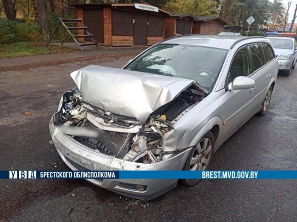 В Бресте водитель Opel не выбрала необходимую безопасную дистанцию и совершила столкновение с попутным автомобилем