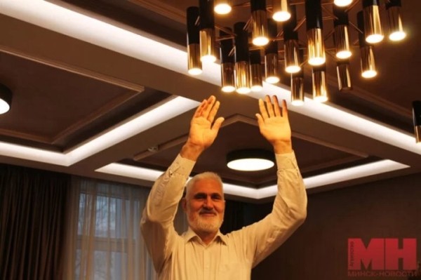 В маршрутке езжу, сложившись пополам. Как живет минчанин, чей рост превышает 2 метра В маршрутке езжу, сложившись пополам. Как живет минчанин, чей рост превышает 2 метра