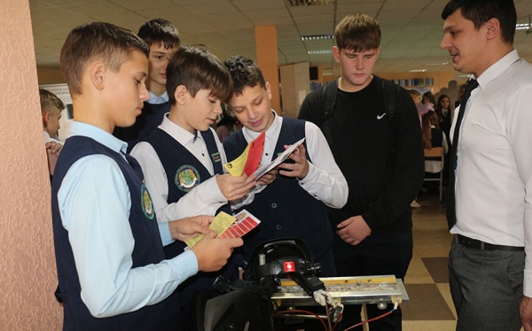 В первой школе завершилась неделя профессиональной моды «От вчерашней мечты к завтрашней профессии» В первой школе завершилась неделя профессиональной моды «От вчерашней мечты к завтрашней профессии»