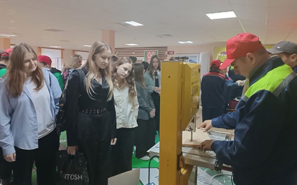В первой школе завершилась неделя профессиональной моды «От вчерашней мечты к завтрашней профессии» В первой школе завершилась неделя профессиональной моды «От вчерашней мечты к завтрашней профессии»
