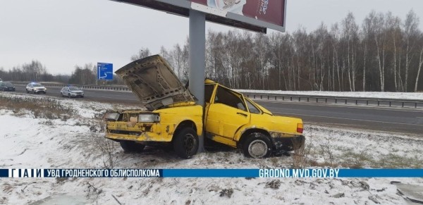 Audi врезалась в опору рекламного щита. В МЧС показали, как доставали водителя Audi врезалась в опору рекламного щита. В МЧС показали, как доставали водителя