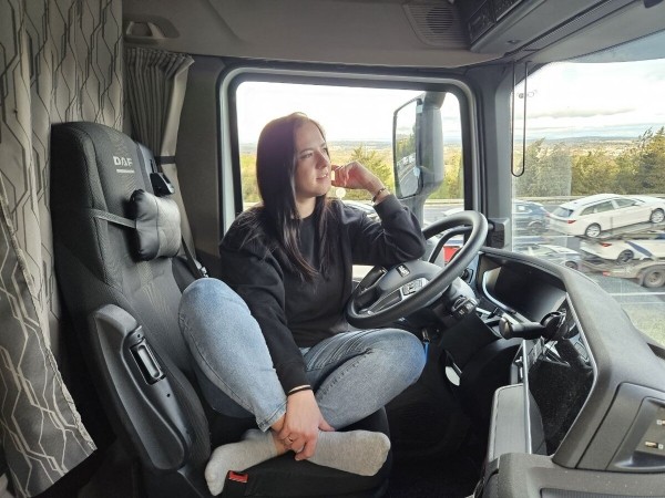 Белоруска устала ждать мужа из рейсов и вместе с ним ушла в дальнобой Белоруска устала ждать мужа из рейсов и вместе с ним ушла в дальнобой