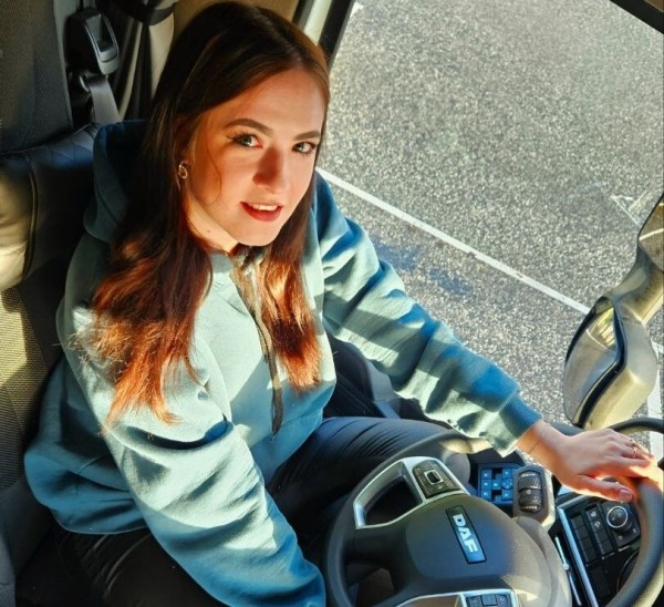 Белоруска устала ждать мужа из рейсов и вместе с ним ушла в дальнобой Белоруска устала ждать мужа из рейсов и вместе с ним ушла в дальнобой