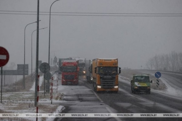 Более двух тысяч фур скопилось на границе Беларуси с Евросоюзом
