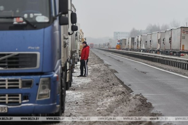 Более трех тысяч фур стоит на границах Беларуси и ЕС