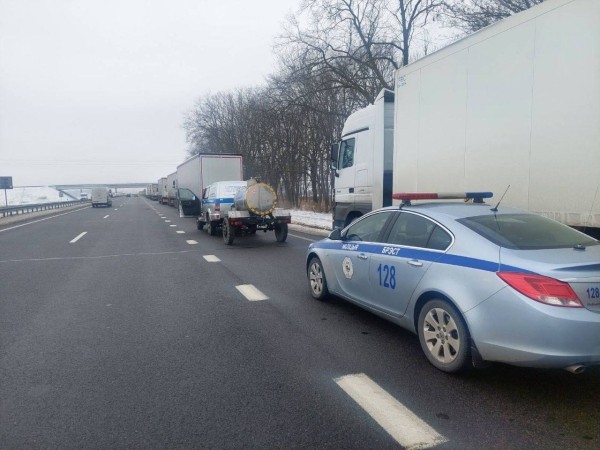 Дальнобойщикам возле Бреста пришли на помощь Дальнобойщикам возле Бреста пришли на помощь