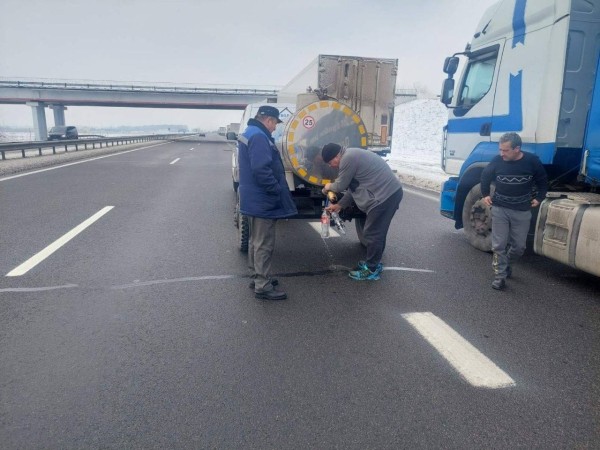 Дальнобойщикам возле Бреста пришли на помощь Дальнобойщикам возле Бреста пришли на помощь