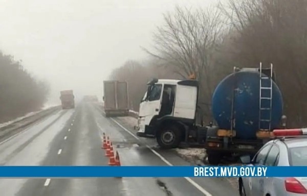 ДТП в Ивановском районе: водитель цистерны не справился с управлением на М-10 и съехал в кювет ДТП в Ивановском районе: водитель цистерны не справился с управлением на М-10 и съехал в кювет