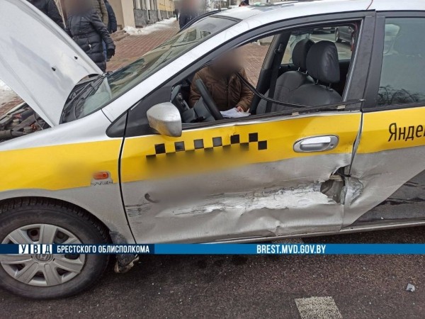 Две машины такси столкнулись в Бресте. Подробности ДТП