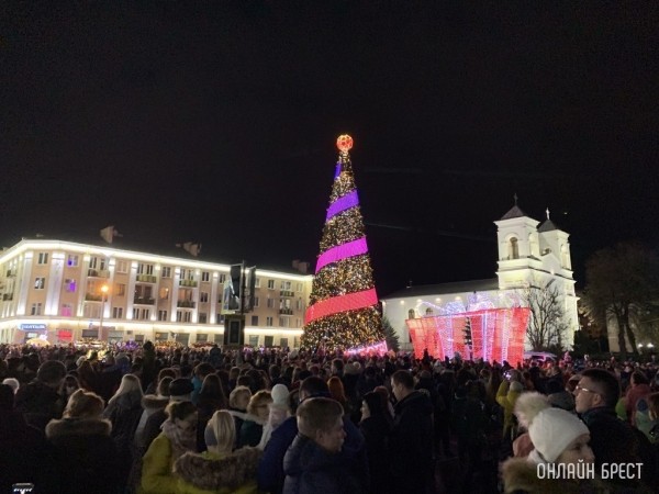 Фаер-шоу, концерт на льду, специальные гости: стала известна программа открытия главной ёлки Бреста Фаер-шоу, концерт на льду, специальные гости: стала известна программа открытия главной ёлки Бреста