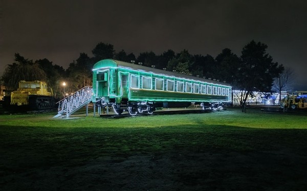Фотофакт: музей железнодорожной техники в Барановичах сияет новогодними огнями Фотофакт: музей железнодорожной техники в Барановичах сияет новогодними огнями