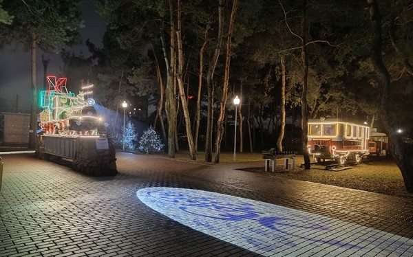 Фотофакт: музей железнодорожной техники в Барановичах сияет новогодними огнями Фотофакт: музей железнодорожной техники в Барановичах сияет новогодними огнями