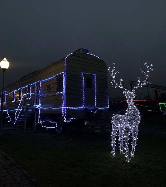 Фотофакт: музей железнодорожной техники в Барановичах сияет новогодними огнями Фотофакт: музей железнодорожной техники в Барановичах сияет новогодними огнями