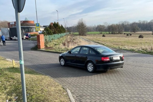 На польской границе водитель Audi пытался вклиниться в очередь и усадил человека на капот На польской границе водитель Audi пытался вклиниться в очередь и усадил человека на капот