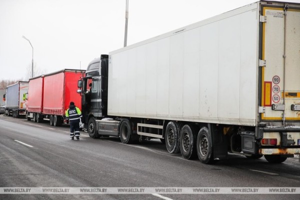 Очередь из фур на подъезде к «Козловичам» растянулась более чем на 30 км Очередь из фур на подъезде к «Козловичам» растянулась более чем на 30 км
