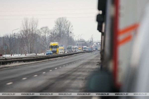 Очередь из фур на подъезде к «Козловичам» растянулась более чем на 30 км Очередь из фур на подъезде к «Козловичам» растянулась более чем на 30 км