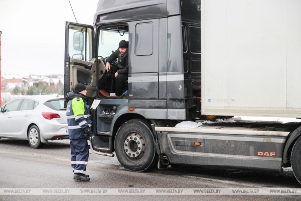 Очередь из фур на подъезде к «Козловичам» растянулась более чем на 30 км Очередь из фур на подъезде к «Козловичам» растянулась более чем на 30 км