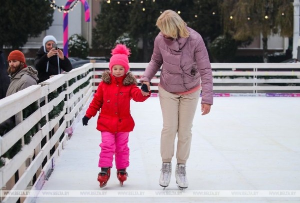 Пестрые, сияющие и манящие. Предновогодние ярмарки открылись в Бресте Пестрые, сияющие и манящие. Предновогодние ярмарки открылись в Бресте
