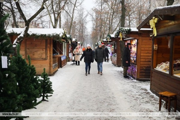 Пестрые, сияющие и манящие. Предновогодние ярмарки открылись в Бресте Пестрые, сияющие и манящие. Предновогодние ярмарки открылись в Бресте
