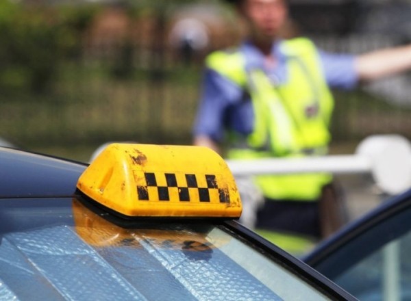 Пьяный пассажир напал с ножом на таксиста