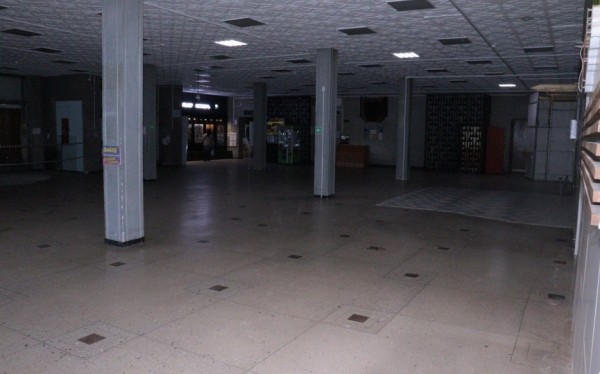 Почему пустует помещение на первом этаже барановичского кинотеатра «Октябрь» Почему пустует помещение на первом этаже барановичского кинотеатра «Октябрь»