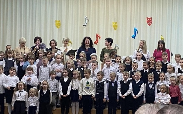 Посвящение первоклассников в мир искусства прошло в СШ № 21 Посвящение первоклассников в мир искусства прошло в СШ № 21