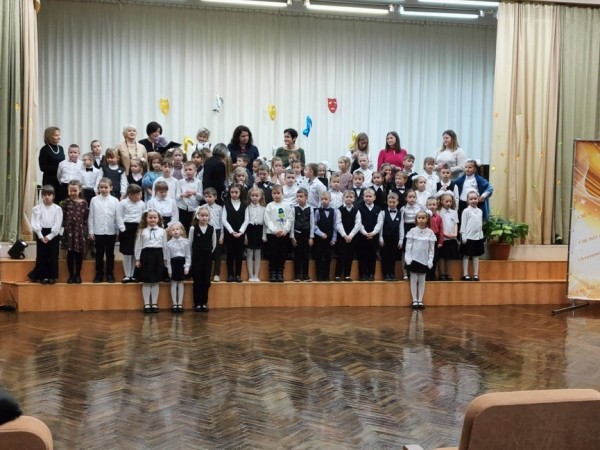 Посвящение первоклассников в мир искусства прошло в СШ № 21 Посвящение первоклассников в мир искусства прошло в СШ № 21