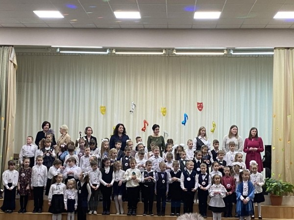 Посвящение первоклассников в мир искусства прошло в СШ № 21 Посвящение первоклассников в мир искусства прошло в СШ № 21