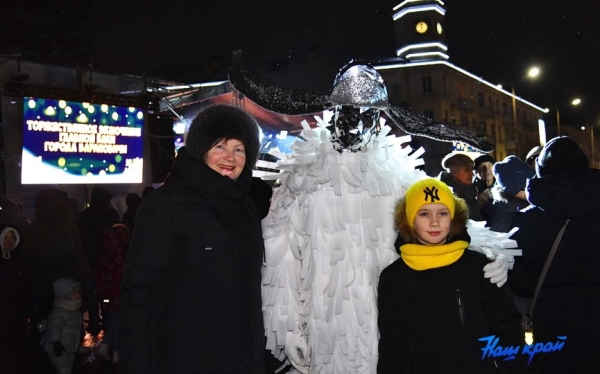 Такого еще не было. Огни на барановичской елке зажег огромный дракон Такого еще не было. Огни на барановичской елке зажег огромный дракон