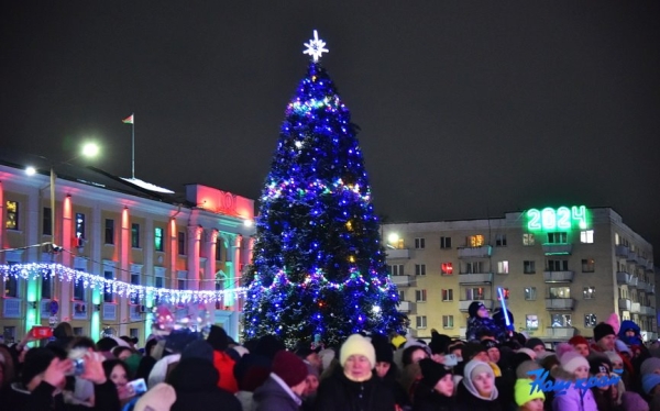 Такого еще не было. Огни на барановичской елке зажег огромный дракон Такого еще не было. Огни на барановичской елке зажег огромный дракон
