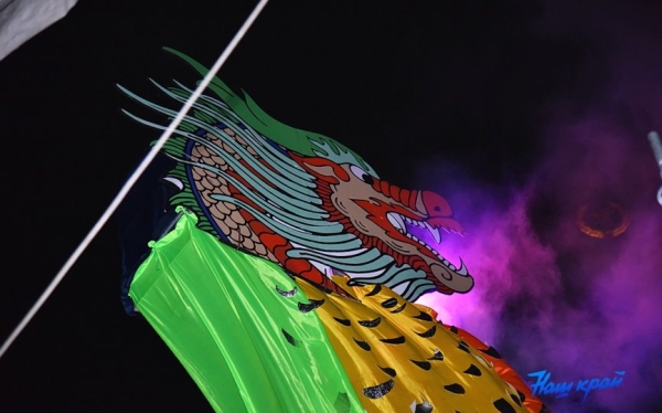 Такого еще не было. Огни на барановичской елке зажег огромный дракон Такого еще не было. Огни на барановичской елке зажег огромный дракон