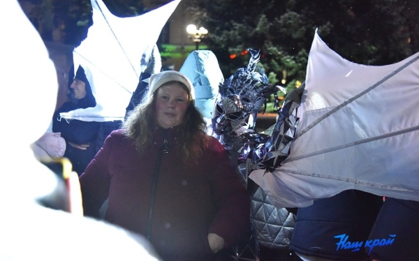 Такого еще не было. Огни на барановичской елке зажег огромный дракон Такого еще не было. Огни на барановичской елке зажег огромный дракон