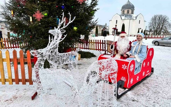 В Барановичском районе зажглись новогодние огни и открылась библиотека Дедушки Мороза В Барановичском районе зажглись новогодние огни и открылась библиотека Дедушки Мороза