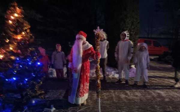 В Барановичском районе зажглись новогодние огни и открылась библиотека Дедушки Мороза В Барановичском районе зажглись новогодние огни и открылась библиотека Дедушки Мороза