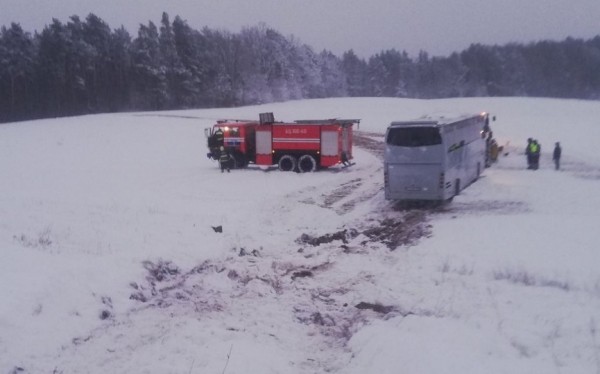 В Беларуси более 20 водителей за сутки не обошлись без помощи МЧС из-за снежных заносов В Беларуси более 20 водителей за сутки не обошлись без помощи МЧС из-за снежных заносов