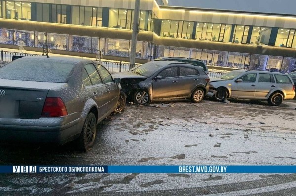 В Бресте на Пионерской произошло ДТП с участием трех авто. Появилось видео
