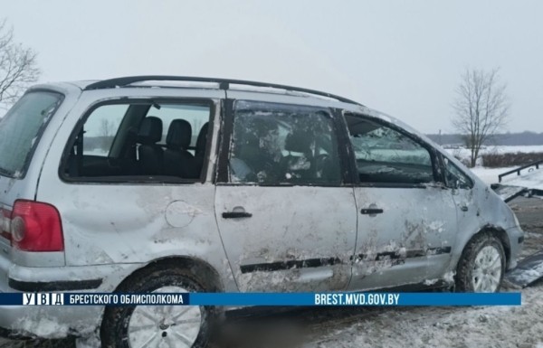 Volkswagen перевернулся в Ивацевичском районе. Подробности ДТП Volkswagen перевернулся в Ивацевичском районе. Подробности ДТП