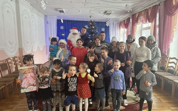 Барановичские автоагрегатовцы дарят подарки и отличное настроение Барановичские автоагрегатовцы дарят подарки и отличное настроение