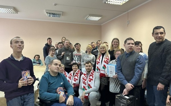 Барановичские автоагрегатовцы дарят подарки и отличное настроение Барановичские автоагрегатовцы дарят подарки и отличное настроение