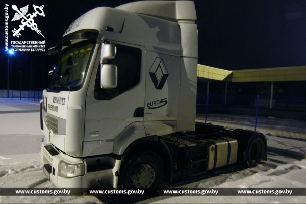 Белорус «за вознаграждение» вез через границу автозапчасти в тайнике. Изъяли и товар, и тягач Белорус «за вознаграждение» вез через границу автозапчасти в тайнике. Изъяли и товар, и тягач
